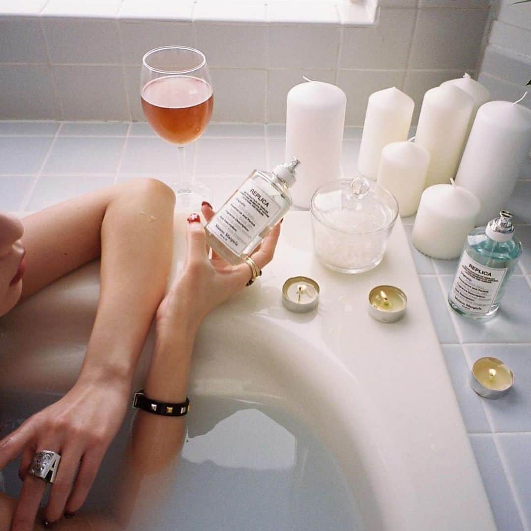 AYAさんのインスタグラム写真 - (AYAInstagram)「Relaxing holiday with the flavor of Bubble Bath. 🛁  Bubble Bathの香りで リラックスして過ごす休日💎🦋  #MaisonMargielaFragrances #SmellsLikeMemories #BubbleBath @maisonmargielafragrances」1月24日 22時36分 - ayaxxamiaya