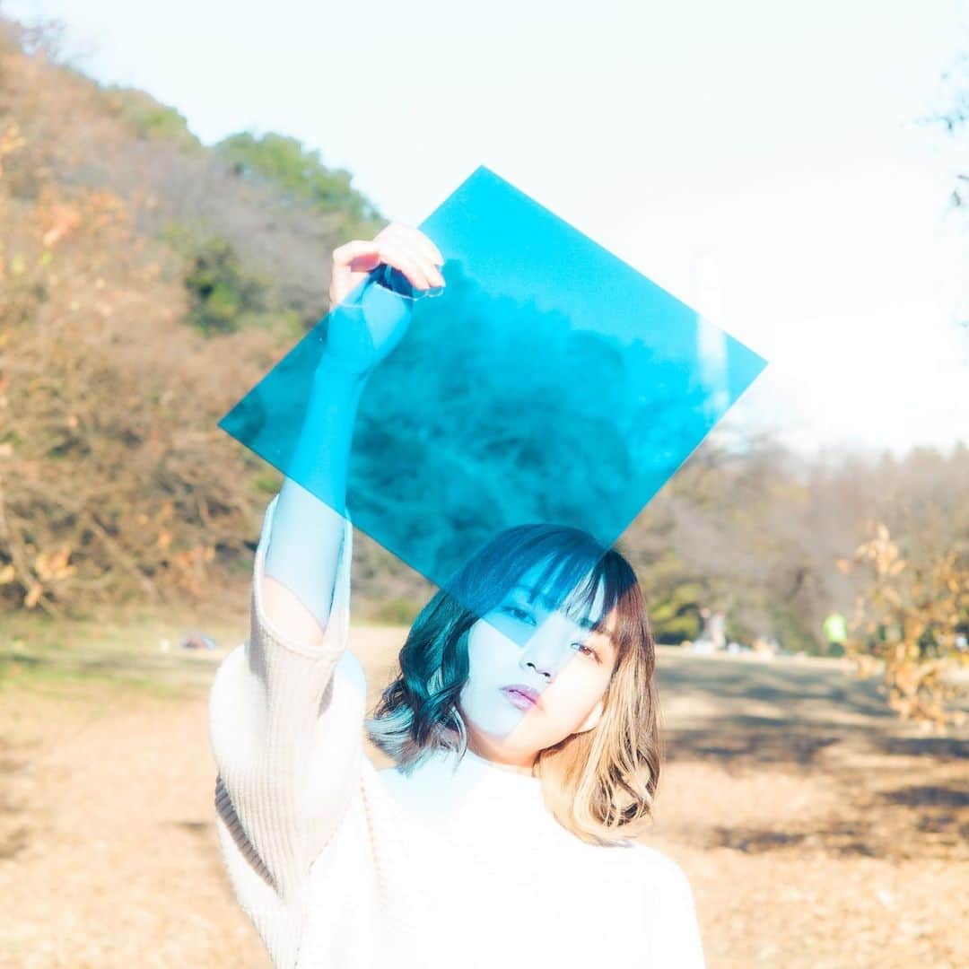 MIMORIのインスタグラム：「#作品撮り #shooting #photography #tokyo #forest #park #japan #japanese #japanesegirl #girl #model #winter #white #whitecode #naturalmakeup #mediumhair #blue #filter  #撮影#モデル#作品#ナチュラルメイク#ミディアムヘア#白#ホワイトコーデ」