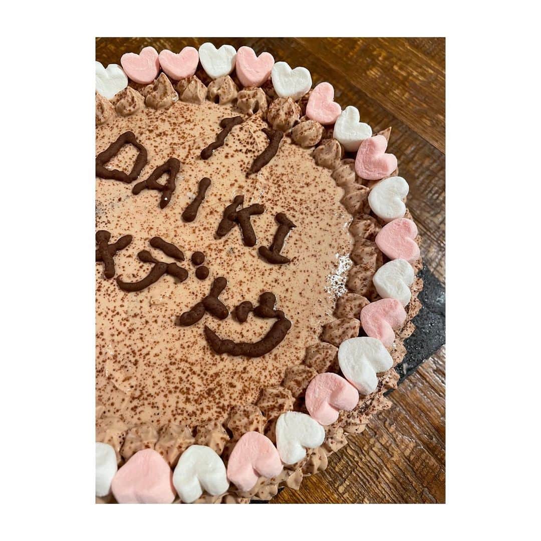 若林翔子のインスタグラム：「. . 長男誕生日。  今回はチョコレートのケーキをとリクエストされてたので、 もー前日からそわそわ。  実はチョコレートケーキ、 1人で作るのは初めて… しかも前作ったのだってもう10年くらい前…  無理…  そんなこんなでぶっつけで作り始めたバースデーケーキ。  手作り感満載ではあるけど いい感じに完成！！  …したかと思いきや、 文字が…むむむ。  1番イケテナイ所を隠してみました。  ごはんも長男好きなものばかり！ 明日の夕飯は今日の残り物でいけるはず笑。  優しくて、私よりも大人な所が多い長男。 昔よりもケーキ見た時の反応が薄かったのを見て、 あぁ…大人の階段登ってるなぁ… なんて物思いにふけってる母なのでした…( ￣_￣)ﾎﾞｰ  明日は思いっきりぐうたらします。  #誕生日　#ケーキ　#チョコレートケーキ　#バースデーパーティー」