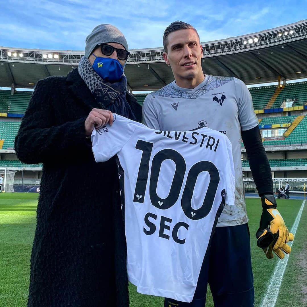 エラス・ヴェローナFCのインスタグラム：「💯 VOLTE MARCO! 💛💙  Capitolo numero 1️⃣0️⃣0️⃣ di una storia fantastica 💥  #HVFC #VeronaNapoli #Silvestri100」