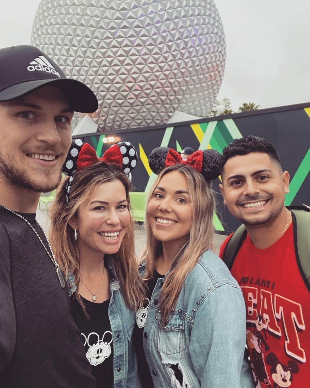 ポーラ・クリーマーさんのインスタグラム写真 - (ポーラ・クリーマーInstagram)「Thank you for letting @shanekennedy13 and myself be apart of your special day @alexawilhelm @a.herns Happy 10 year anniversary.  Epcot 🌏🌍🌎」1月24日 22時42分 - paulacreamer1