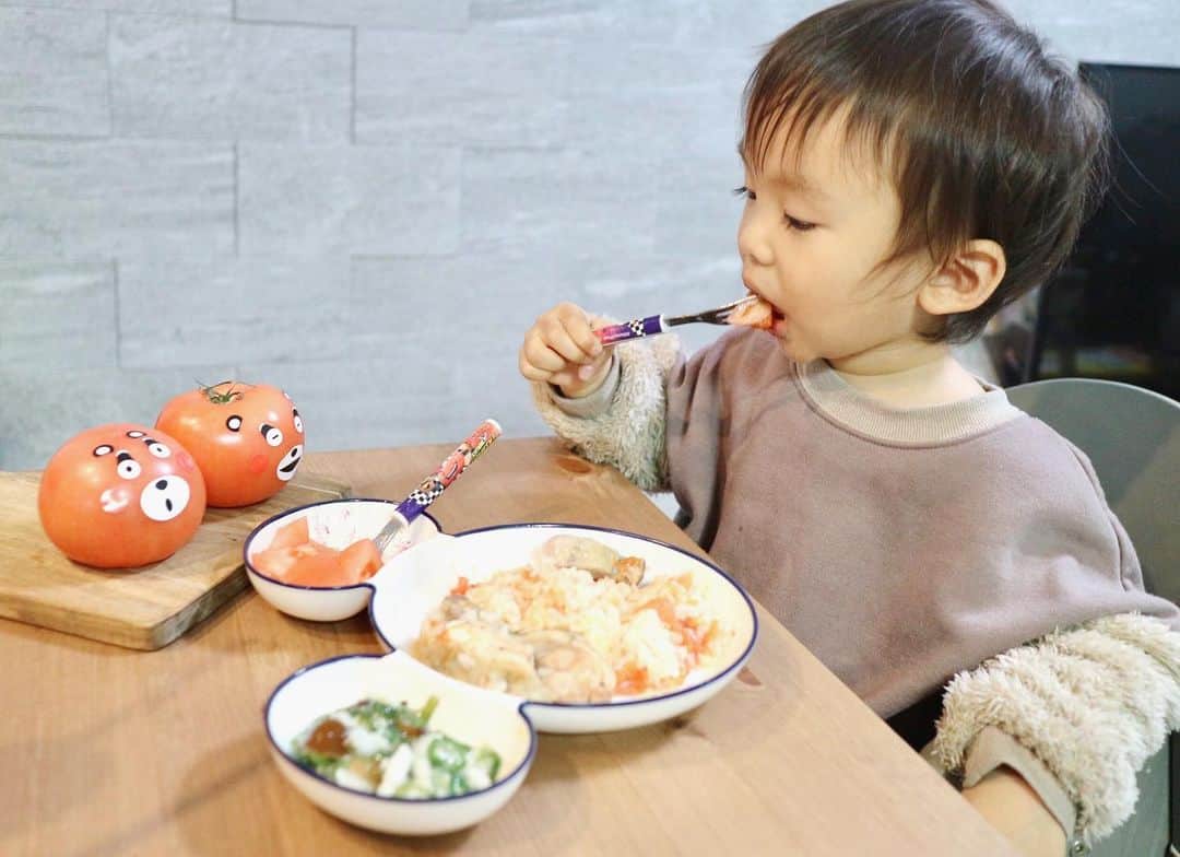長谷川真美さんのインスタグラム写真 - (長谷川真美Instagram)「🍅✨ ・ #熊本 の #トマト ば使って #トマト料理 を作ったばい😋 (たまには熊本弁で💗笑) ・ 作ったのは #トマトチキンピラフ 🍅 はち君もトマト大好きだけん だご喜びよった〜🙌💕 ・ トマトの水分が出るけん 水加減は少なめがよかよ👍✨ (ちょっと失敗したつたい🥲) ・ レシピはチキンブイヨン入れて 焼いたチキン、切ったトマトば 洗った米の上にのせて いつも通り炊くだけで完成ばい‼️ 簡単だけんぜひ真似しなっせ😍 ・ @jakk_nikoyaka #PR #熊本トマト #トマトレシピ #あったかレシピ #レシピ #チキンピラフ #リゾット風 #トマト好き #はちきゅう兄弟 #くまもん #熊本出身 #熊本弁 #まあみごはん」1月24日 22時43分 - maami.hase