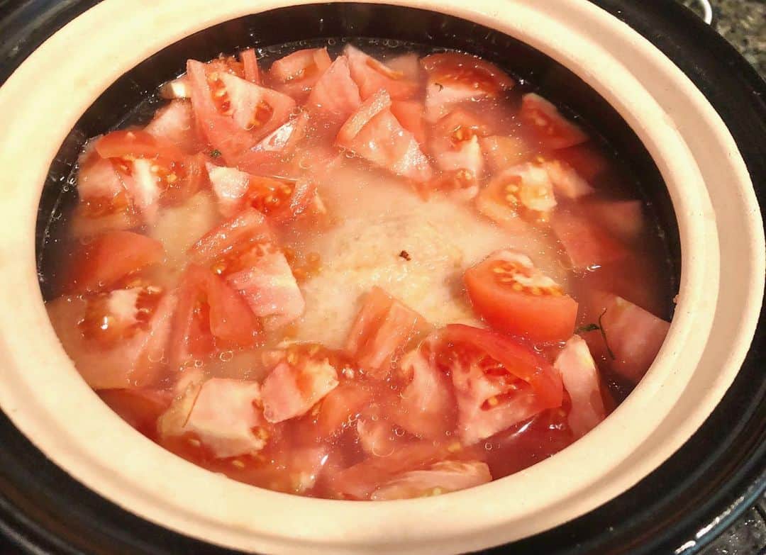 長谷川真美さんのインスタグラム写真 - (長谷川真美Instagram)「🍅✨ ・ #熊本 の #トマト ば使って #トマト料理 を作ったばい😋 (たまには熊本弁で💗笑) ・ 作ったのは #トマトチキンピラフ 🍅 はち君もトマト大好きだけん だご喜びよった〜🙌💕 ・ トマトの水分が出るけん 水加減は少なめがよかよ👍✨ (ちょっと失敗したつたい🥲) ・ レシピはチキンブイヨン入れて 焼いたチキン、切ったトマトば 洗った米の上にのせて いつも通り炊くだけで完成ばい‼️ 簡単だけんぜひ真似しなっせ😍 ・ @jakk_nikoyaka #PR #熊本トマト #トマトレシピ #あったかレシピ #レシピ #チキンピラフ #リゾット風 #トマト好き #はちきゅう兄弟 #くまもん #熊本出身 #熊本弁 #まあみごはん」1月24日 22時43分 - maami.hase