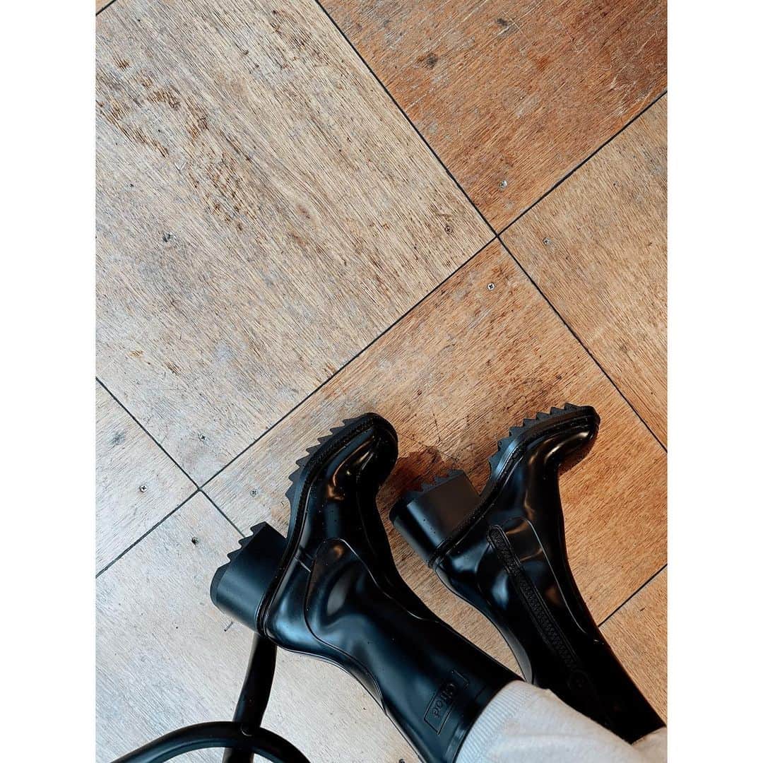 紗栄子さんのインスタグラム写真 - (紗栄子Instagram)「Chloéから、欲しいなぁと思っていた「BETTY」というレインブーツが届きました🧚‍♀️✨  昨日と今日は雨だったけど、嬉しいギフトのお陰でルンルンな私でした❤︎🌧  wellington boots  @chloe」1月24日 22時44分 - saekoofficial