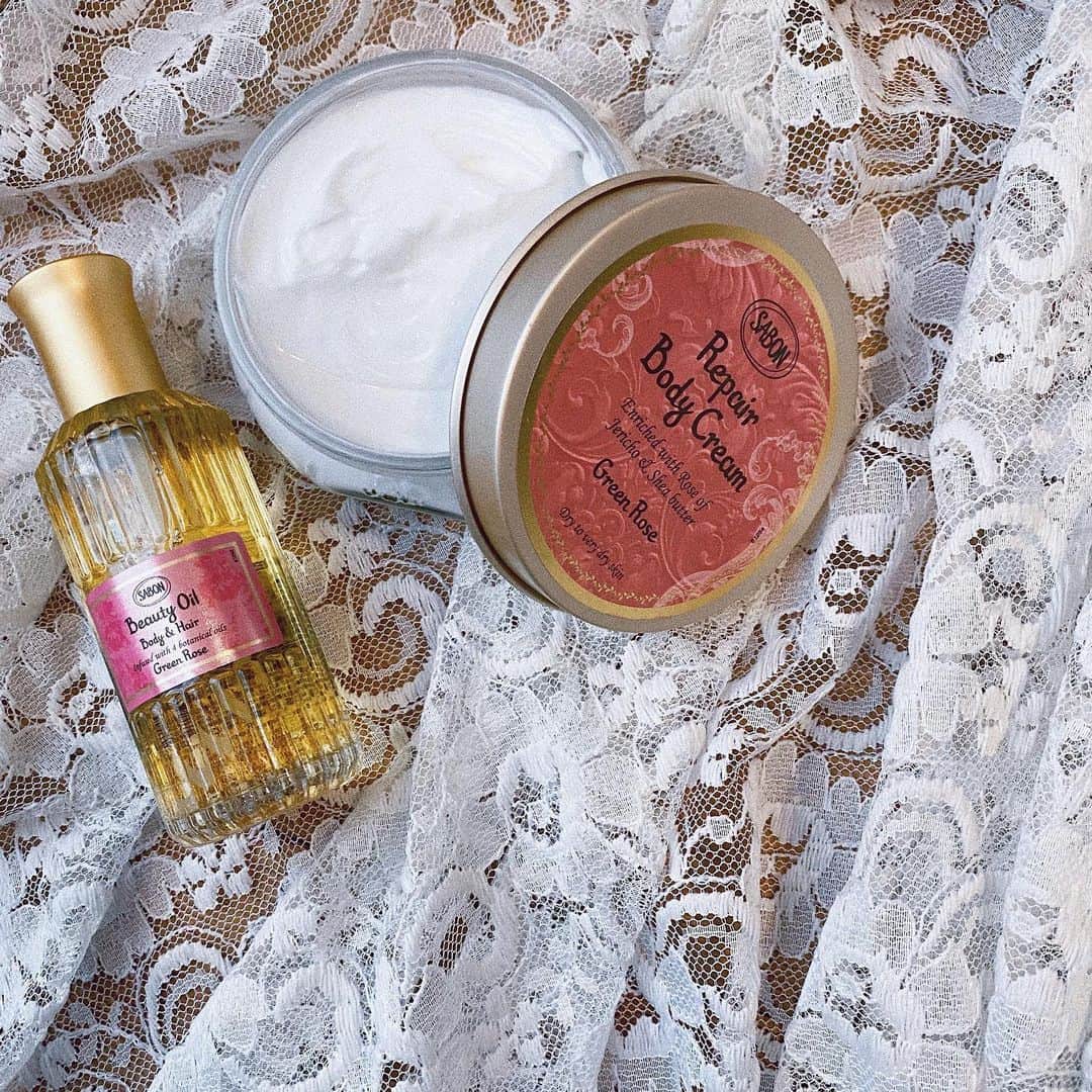 のインスタグラム：「🧴💭🌹﻿ ﻿ ﻿ ﻿ ﻿ ﻿ 今日は珍しくすこし早めのお風呂Time🛁💭﻿ ﻿ ﻿ #SABON (@sabon_japan )から﻿ 12月末に発売されたばかりの﻿ ﻿ ☑︎#ビューティーオイル ﻿ ☑︎#リペアボディークリーム﻿ ﻿ ﻿ ﻿ どちらもsabon様から頂いたのだけど、﻿ 普段から、﻿ ルームフレグランスもフェイシャルスクラブも愛用していてお友達にもよくプレゼントするから﻿ 使うの楽しみだったの😍😍﻿ ﻿ ﻿ ビューティーオイルは、﻿ ボディとヘアに使えるのだけど﻿ プシュッとした瞬間GreenRoseの爽やかな香りが広がる🥺✨🌹﻿ スプレータイプで霧のように出てくるから、﻿ 出し過ぎ防止してくれるしムラなく使えるのも有り難い！﻿ 私は、お風呂後タオルドライした後に髪の毛に付けてるよ♡﻿ 良い女になれる気がする←﻿ ﻿ ﻿ ﻿ リペアボディークリームは、﻿ 乾燥ダメージを集中ケアして潤いを保ってくれるボディ用トリートメントクリーム🧴﻿ この前紹介したオイルマッサージした後に付けてるのだけど、﻿ 伸びが良いから使いやすいし﻿ 何より香りが良い🥺❤️✨﻿ ﻿ どちらもGreenRoseの香りをいただきました🌹﻿ 本当に良い香りで良い女になれそう←﻿ ﻿ ﻿ ﻿ ﻿ ﻿ SABONのアイテムは見た目も可愛いからインテリアになるし、﻿ おうち時間が楽しくなるね🤭💭❤️﻿ ﻿ ☁️☁️☁️☁️☁️☁️☁️☁️☁️☁️☁️☁️☁️☁️☁️☁️﻿ #sabonad#ad#skincare#greenrose ﻿ #サボン#スキンケア#お気に入りスキンケア ﻿ #ボディクリーム#オイル#オイルマッサージ#ヘアケア」