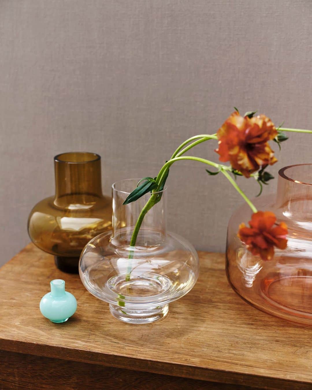 マリメッコのインスタグラム：「Whether you're looking for a vase that's simple or bold, elegant or playful, our collection of vases has it all. From the generous sized Urna to the delicate Mini vase or the new medium-sized Umpu, these mouth-blown vases designed by Carina Seth-Andersson are a timeless choice. Which one is your favorite? #marimekko」