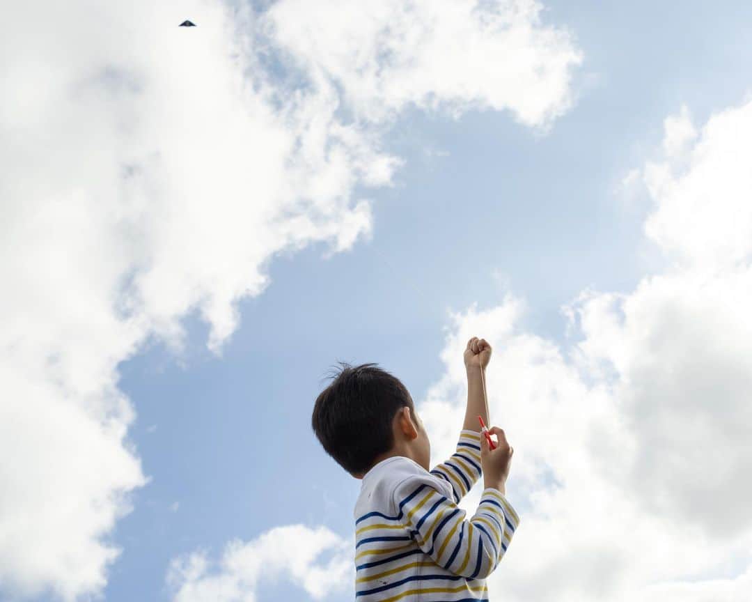 セソコマサユキさんのインスタグラム写真 - (セソコマサユキInstagram)「凧揚げしたよ。思いのほか長男が上手で、あっという間に空高く舞い上がっていきました。なんだか気持ちまでちょっと、軽くなったような気がするな。  #沖縄 #子育て #移住 #凧上げ」1月24日 22時48分 - sesokomasayuki