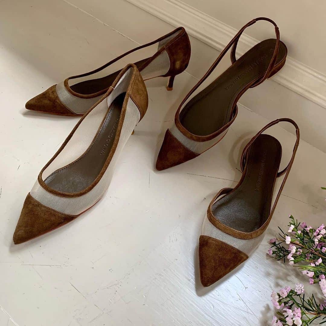 Tsuru by Mariko Oikawaのインスタグラム：「2月入荷予定♪ 2021 ss collection.  Nemophila/BROWN,BLACK（swipe） ¥22,000+tax  Petunia/BROWN ¥22,000+tax  チュールメッシュの小物は今年のトレンド♪ スエードのバイカラーで端正な顔立ちへ◎ 5㎝ヒールとフラットの2type.  #tsuru #tsurubymarikooikawa #2021ss」