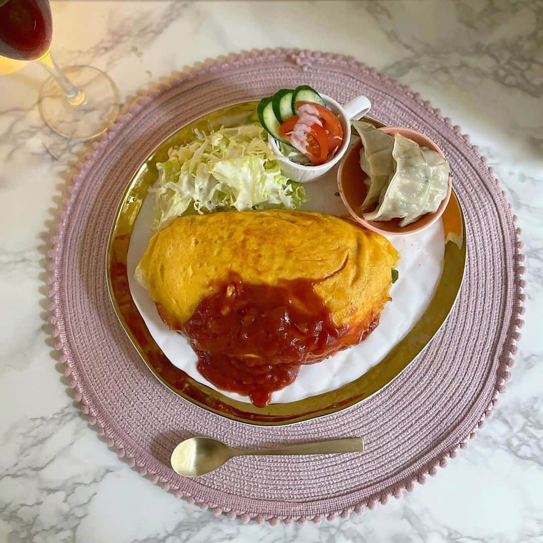 菊池かなこのインスタグラム：「. おうちごはん🍽 昔っぽいオムライスと付け合わせに 本番宇都宮のオリオン餃子をお取り寄せ🥟🥟 . 肉汁がじゅわじゅわ溢れて 今まで食べた中で一番美味しい餃子🥟🥟 . ごま油で焼いて 甘味のある付属のタレで頂きます❤︎ . 冷凍で届くので 食べたい時に食べたいだけ食べられるのが嬉しい🙌 . 30個入り ¥1,999- 楽天で買えます😍 . ストーリーと楽天roomに載せました✨ . . ୨୧┈┈┈┈┈┈┈┈┈┈┈┈┈┈┈┈┈୨୧ @oriongyoza_df #オリオン餃子 #餃子 #お取り寄せ餃子 #宇都宮餃子 #冷凍餃子 #pr #おうちカフェ#カフェプレート#オムライス#お取り寄せグルメ#お取り寄せ#lineconomi#東京カレンダー#東カレ倶楽部 #インスタグルメアワード2021#かなーなグルメ #食べログ#東京グルメ#フードグラマー#デリスタグラマー」