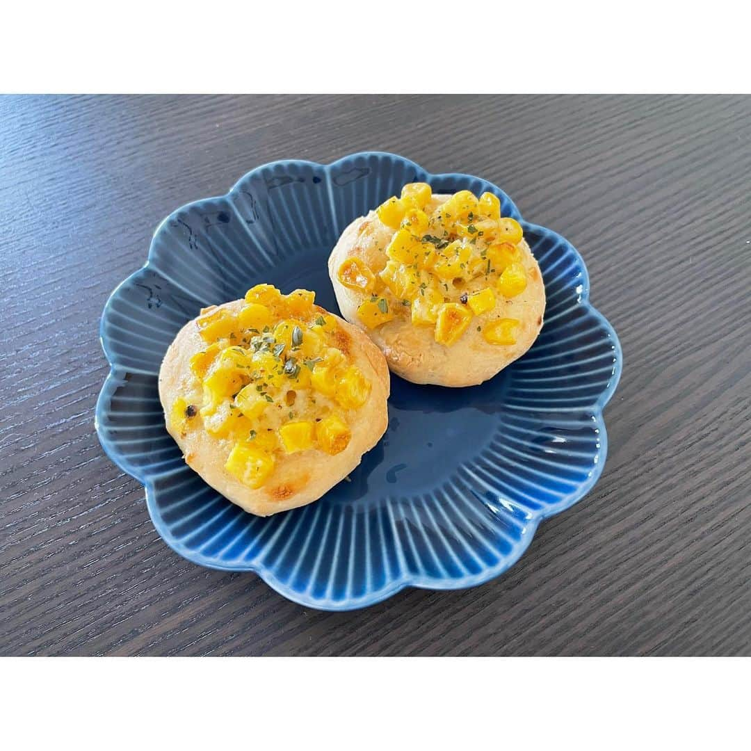 真野恵里菜さんのインスタグラム写真 - (真野恵里菜Instagram)「自分のお昼ご飯用に 初めてのパン作りに挑戦🥖 . . ドライイースト探すのが1番大変だった😂 失敗するだろうなぁ〜って不安気に作った割に それなりに美味しいコーンマヨパンになりました🌽 何事もチャレンジしてみる気持ち大事！🥳 スペインには日本で売っているような惣菜パンがないので 改めて、日本のパン屋さんの惣菜パンって素晴らしい🥺 って思ったし一気に恋しくなったけど 今は食べれないからこれで我慢します😂 作り続ければ成長できるかも！！と信じて😎 ツナマヨとかじゃがめんたいとかも作ってみよ🤤💕 . . パン作ったことあるよー！って方いますか？🥺 #初挑戦 #パン作り #海外生活」1月24日 22時51分 - erinamano_official