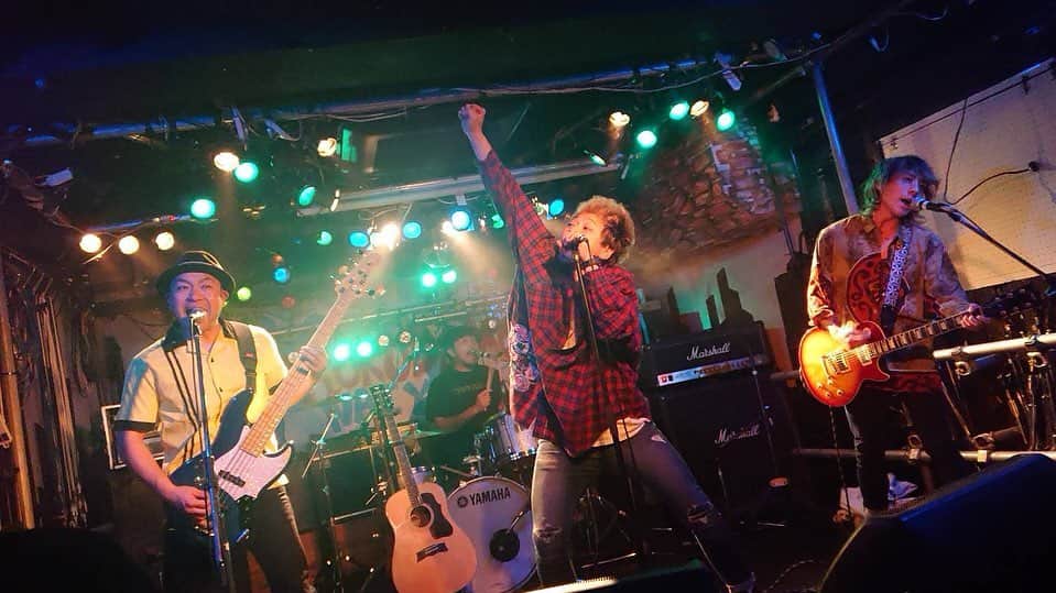 松野浩介のインスタグラム：「【304日目】 1月20日(水) 『SHAKEでもない夜』 でございました。 マジただ楽しかった。 #ぺーぺー親父のくそ日記2 #生後304日目 #0歳 #赤ちゃん #男の子 #父 #娘 #息子 #奥さん #松野家 #夫婦 #親子 #姉弟 #家族写真 #松野浩介 #森岡朋奈 #theだいじょぶズ #3月5日 #恵比寿 #リキッドルーム #ワンマン #ベイベー #独りベイベー」
