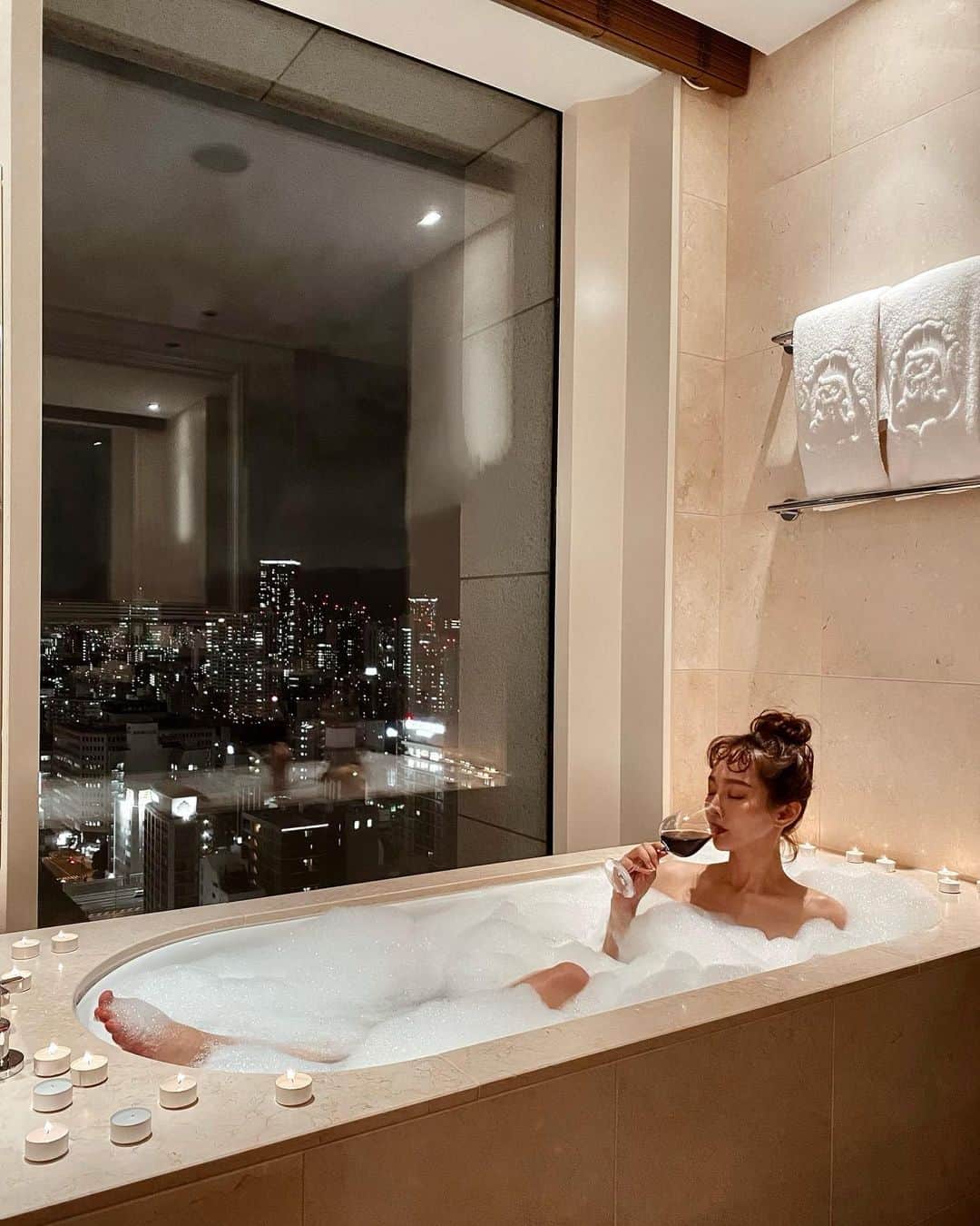 青田夏奈のインスタグラム：「🛌𓂃𝑣𝑖𝑒𝑤 𝑏𝑢𝑠 𝑜𝑡ℎ𝑒𝑟 𝑐𝑢𝑡𓂃🛁﻿ ﻿ ﻿ 先日ストーリーズに載せたアザーカット。﻿ ﻿ こっちを投稿すれば良かったーって書いたら﻿ 優しいフォロワーさん達から載せて下さい﻿ とのお声が思いの外沢山…♥︎﻿ ﻿ 決してフォロワーが多いとは言えない私ですが﻿ 私のフォロワーさんは皆さん優しい方ばかりで﻿ そこだけは自身が持てる💭﻿ いつも勇気を頂いてます🥺﻿ ﻿ ﻿ という事で写真は前回と全く同じ(度々すみませんw)﻿ セントレジスのビューバス🛁﻿ ﻿ 同じすぎるのも変わり映えしないので﻿ 詳しくお部屋の情報記載だけしておきます。笑﻿ ﻿ ﻿ ﻿ ﻿ ⚑. 𝘚𝘵 𝘙𝘦𝘨𝘪𝘴 𝘖𝘴𝘢𝘬𝘢 ﻿ ￣￣￣￣￣￣￣￣￣﻿ ☑︎ @stregisosaka  @stregishotels 〠 大阪市中央区本町3-6-12 (本町駅7番出口直結)﻿ 🕒 check in 15:00 / check out 12:00﻿ 🗝 Grand Deluxe Premier Guest Room﻿ ﻿ ﻿ ﻿ #stregisosaka#stregis」