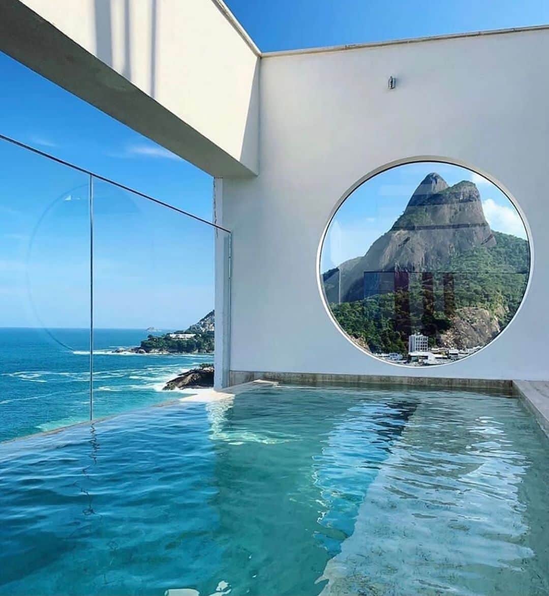 オールバーブラウンのインスタグラム：「If only every Sunday included this @JaneiroHotel room with a view...  For now, we'll have to save it to our bucket list. What's on your travel bucket list? 📝 📷 by @freirejoao  #OBsAroundTheWorld #OrlebarBrown」