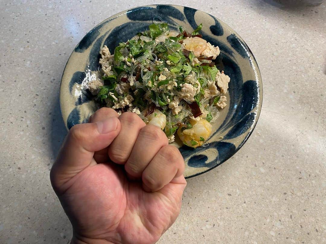 上江洌清作のインスタグラム：「残り物でヤムウンセン  と拳  思いの外  美味くてハマってしまい  材料買い足しまでして  2日連チャン  ヤムウンセン  クセになります😘🤙🌴🔥  作り方、味が安定したら  キヨサクックレシピに追加‼︎」