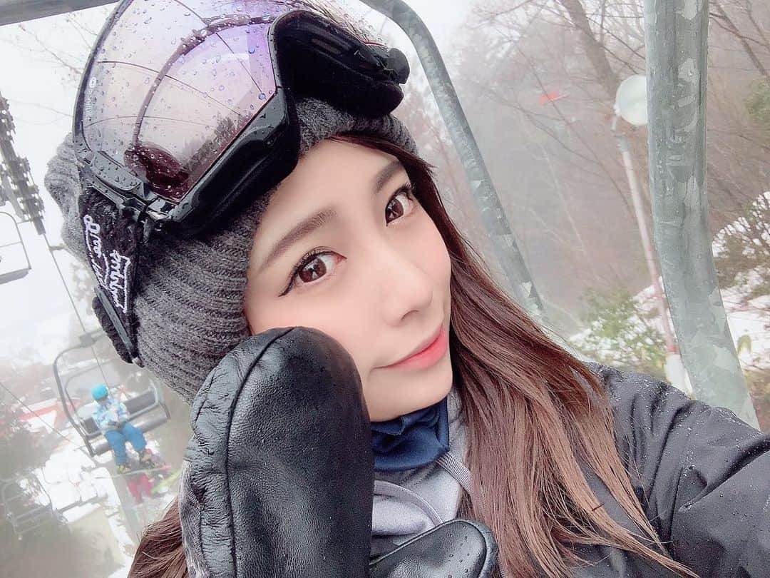 あみおかさんのインスタグラム写真 - (あみおかInstagram)「. . . 2年ぶりのスノボー🏂 雨降ってるし めっちゃ怖かった🥲💭 でもようやく ターンできてよかった🥰💕 まだまだぎこちなくて 不細工だけど😆😆😆  明日から筋肉痛だなぁ🤔. 28日はゴルフだから それまでに治りますよーに🕊 .  . . #スポーツ女子 #スノボ #スノボー女子 #スノボー  #スノボウェア  #ゲレンデ #ゲレンデマジック  #あざとい系女子 #可愛い女の子」1月24日 22時58分 - amioka_golf