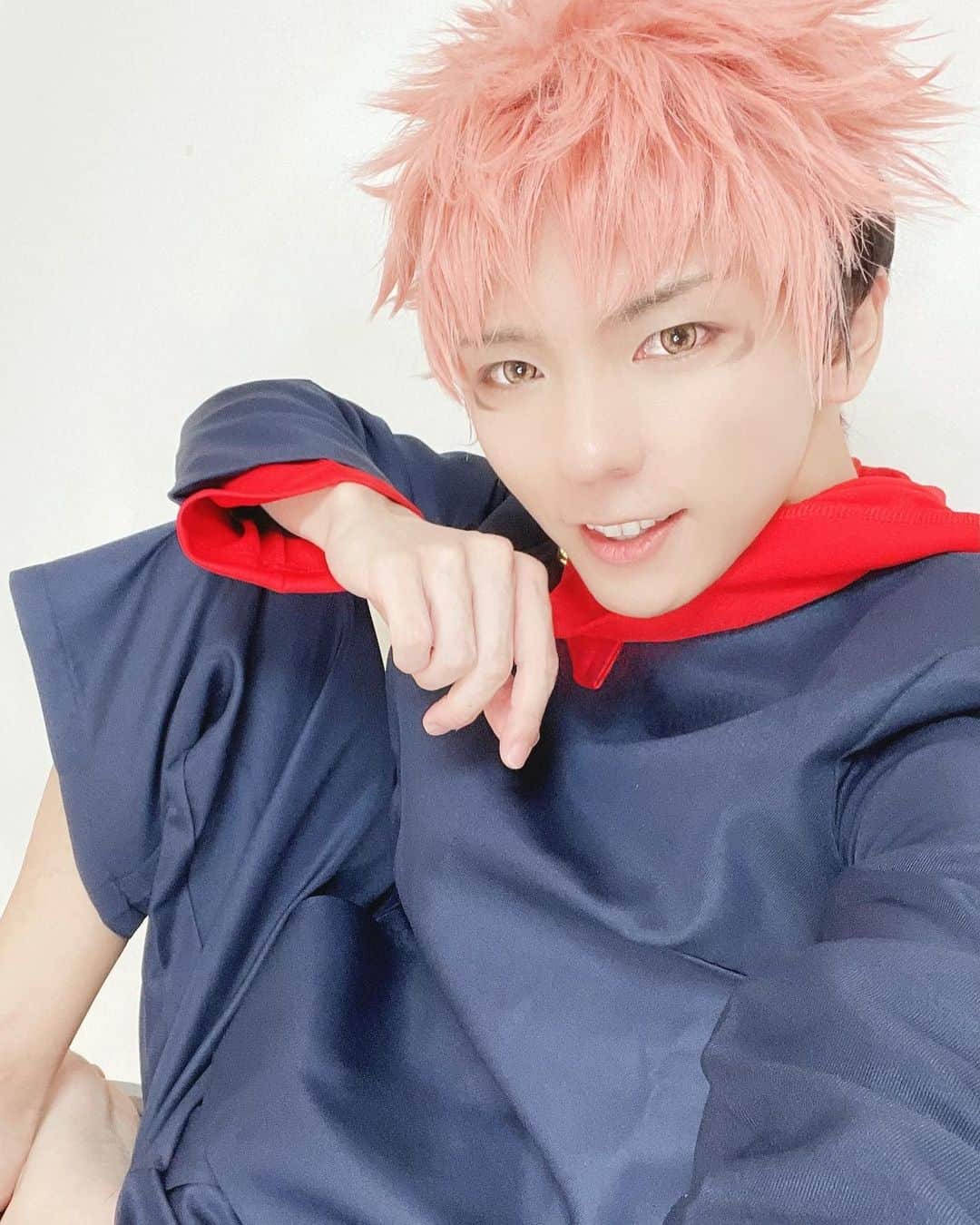 ミヤのインスタグラム：「久々の宅コス〜！！！じゅ〜！！！楽し！！！折角なんで虎杖くんはTwitterとは別角度の写真だよ〜✌️宿儺難しいけど推しだから改めてちゃんと挑戦したい🙃🙃🙃  #コスプレ #呪術廻戦 #虎杖悠仁 #両面宿儺 #cosplay」