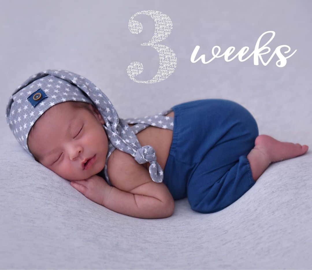 マリアホ・ウリベのインスタグラム：「3 weeks with this sleepy boy 😴 3 semanas con este dormilón ❤️ #sleepyboy #babyshoot #newbornphotography 📸 @baul_fotografico」