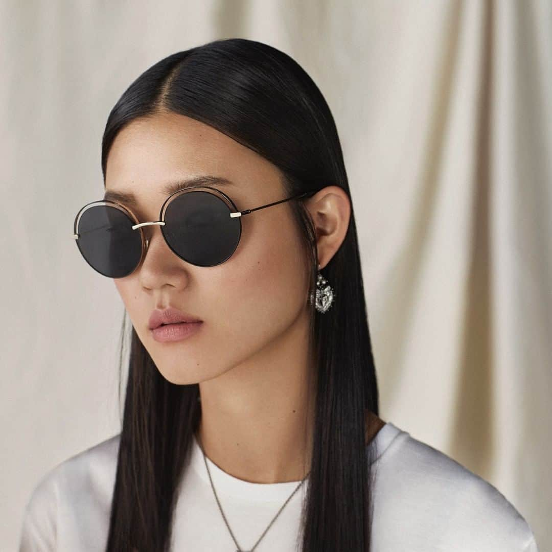 ドルチェ&ガッバーナさんのインスタグラム写真 - (ドルチェ&ガッバーナInstagram)「The #DolceGabbana sunglasses include round lenses and thin, gold metal frames.    Discover the #DGEyewear at the link in bio.」1月24日 23時00分 - dolcegabbana