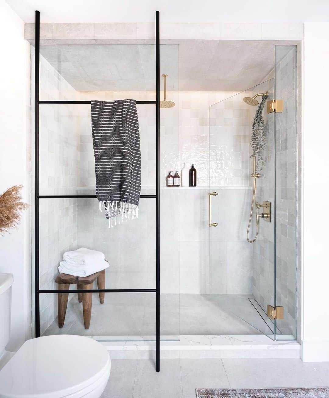 MT DOMAINEさんのインスタグラム写真 - (MT DOMAINEInstagram)「#SelfCareSunday in the most beautiful shower we've ever seen. 📷: @leclairdecor」1月24日 23時01分 - mydomaine