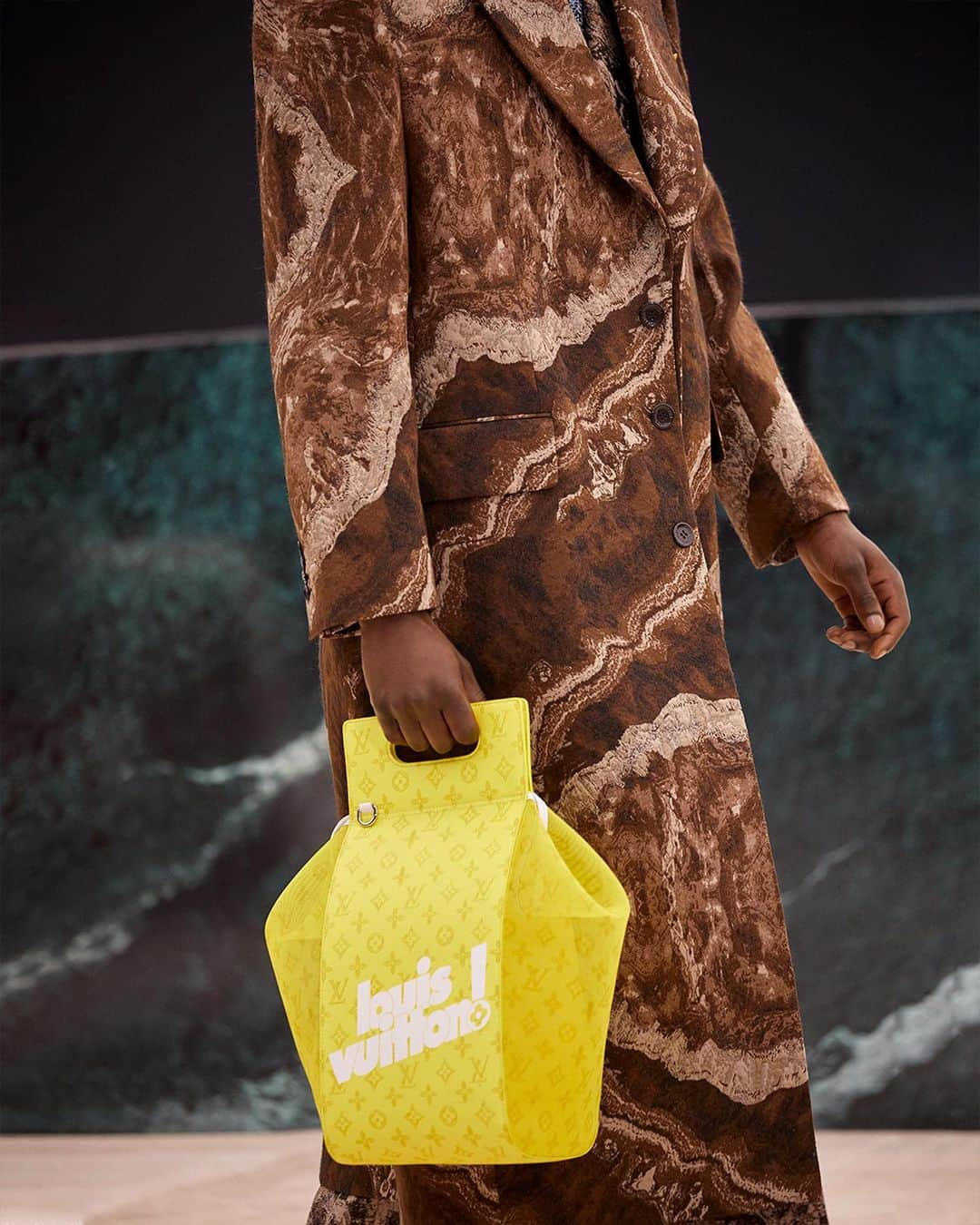 ルイ・ヴィトンさんのインスタグラム写真 - (ルイ・ヴィトンInstagram)「#LVMenFW21 Exclamatory accessories. Details from @VirgilAbloh’s new #LouisVuitton collection. Watch the performance on IGTV or louisvuitton.com」1月24日 23時01分 - louisvuitton