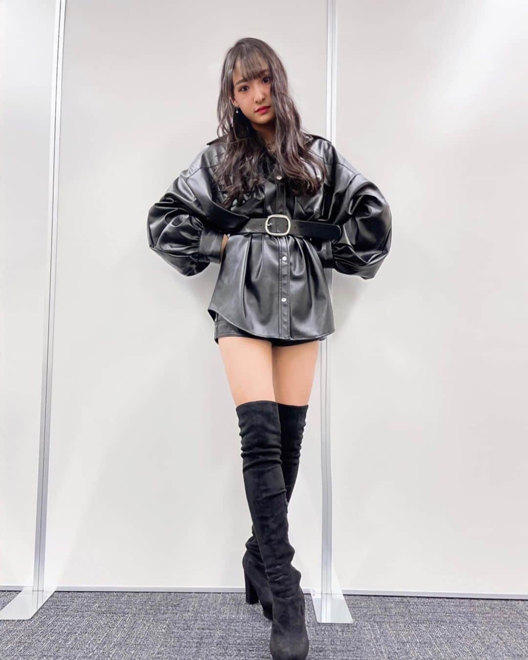 岡本怜奈さんのインスタグラム写真 - (岡本怜奈Instagram)「♡﻿ 🖤🖤🖤﻿ ﻿ 黒コーデ好き〜🥷🖤﻿ ﻿ #fashion﻿ ✔️ 𝒍𝒆𝒂𝒕𝒉𝒆𝒓 𝒋𝒂𝒄𝒌𝒆𝒕 #emoda (@emoda_official)﻿ ✔️ 𝒔𝒉𝒐𝒓𝒕𝒔  #volcan_aphrodite (@volcan_official)﻿ ✔️𝑲𝒏𝒆𝒆 𝒉𝒊𝒈𝒉 𝒃𝒐𝒐𝒕𝒔 #夢展望﻿ (@yumetenbo_official)﻿ ✔️𝒆𝒂𝒓𝒓𝒊𝒏𝒈𝒔  #bubbles (@bubblestokyo)﻿ ♡﻿ ♡﻿ #nmb48 #岡本怜奈 #れなたん #たんたんコーデ﻿ #コーデ #ファッション #ブラックコーデ﻿ #モノトーンコーデ #ワントーンコーデ #黒 ﻿ #ブラック #レザージャケット #ニーハイブーツ﻿ #happy #Instagood ﻿」1月24日 23時05分 - renatan1222