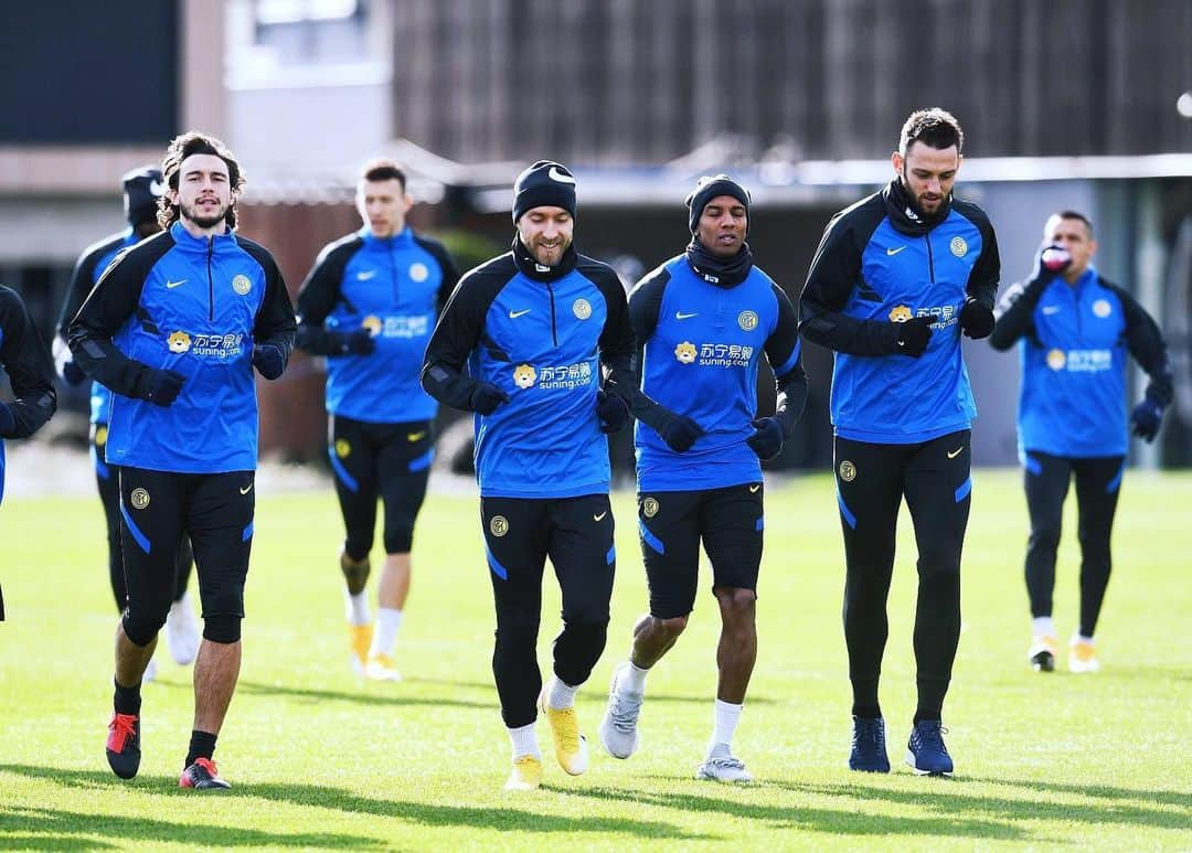 インテルナツィオナーレ・ミラノさんのインスタグラム写真 - (インテルナツィオナーレ・ミラノInstagram)「HARD WORK 💪⚽️ Nerazzurri hard at work this morning ahead of Tuesday's game Powered by @lenovo @lenovoitalia #training #InterXLenovo」1月24日 23時07分 - inter