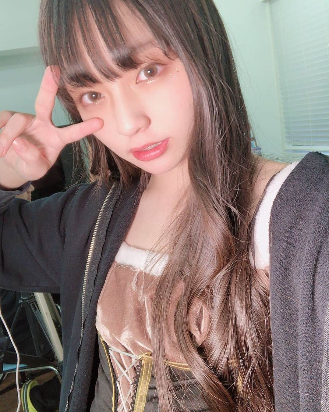 尾野寺みさのインスタグラム：「﻿ アイラインはブラックで粘膜ラインだけにしてマスカラをブラウンにしてみたら一気に色素が薄くなった！﻿ ﻿ アイシャドウは普段からブラウンを使いがちなんだけど濃くなりやすいから最近は全体のバランスを見てアイシャドウつけてます﻿ ﻿ 可愛くなれてるでしょうか？？？﻿ ﻿ マスカラはヒロインメイク！﻿ ﻿ #マスカラ #ブラウン #アイメイク﻿ #まつげ #アイメイク方法 #垢抜け﻿ #高校生 #アイドル #コスプレ﻿ #ロングヘア #ヘアアレンジ #ストレートアイロン﻿ #コテまき風 #ゆるまき ﻿」