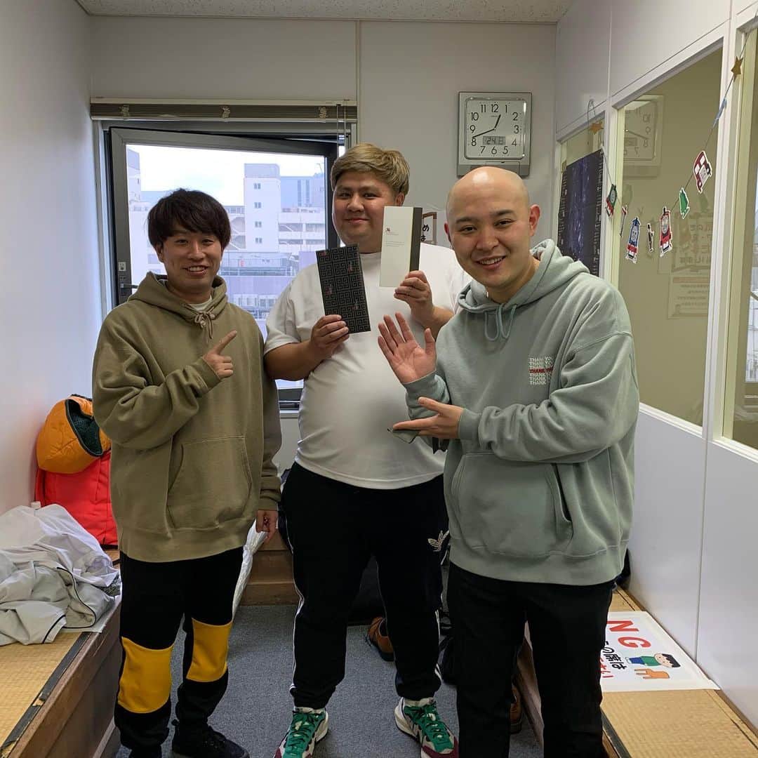 池田真一のインスタグラム：「人生は夢の星霰(ほしあられ)と職人のこーぞーが誕生日プレゼントでハルカスの最上階のレストランに夫婦で行ける券をくれました！！ めちゃくちゃ楽しみー！！！！ ありがとう！！！！」