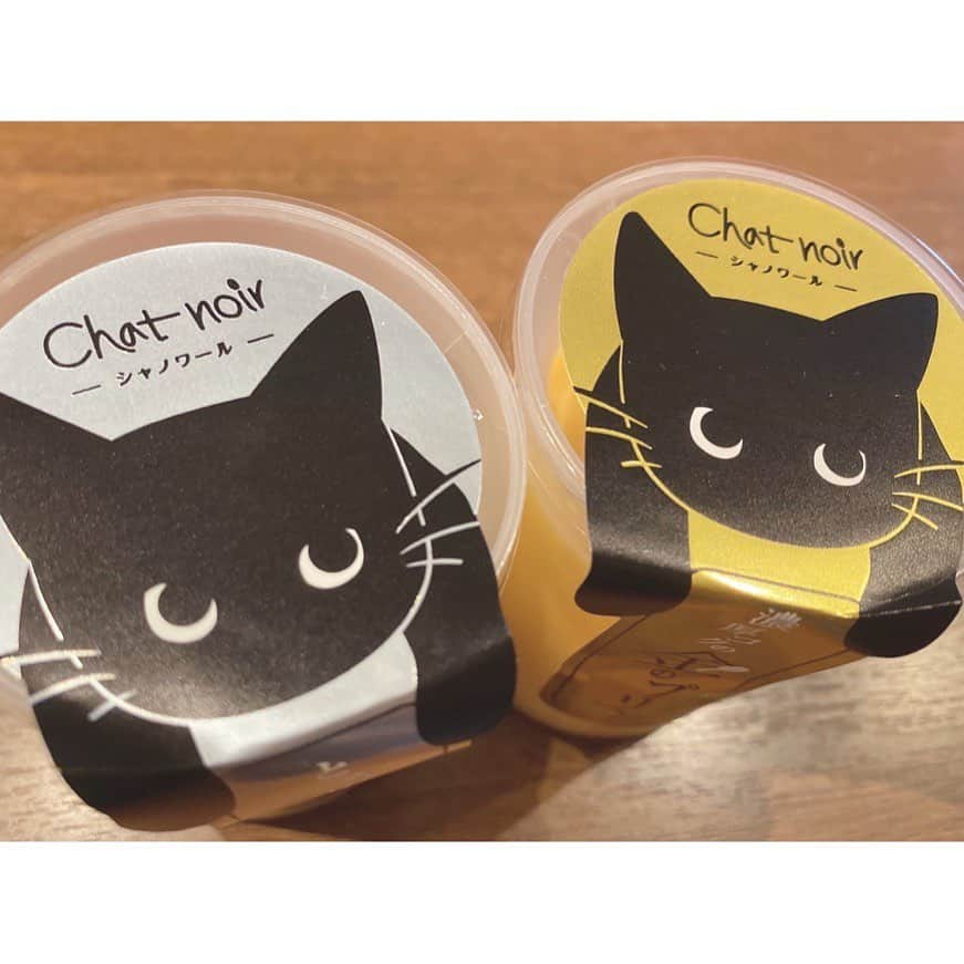 春名真依さんのインスタグラム写真 - (春名真依Instagram)「＊ 私の大好きなケーキ屋さん『Chatnoir』のプリン🍮 お店の外も中も黒猫デザインなんです🐈‍⬛ めっちゃかわいいのっ🐈‍⬛ 今回はプリンを食べたよ〜！ なめらかなものとコクがあるもの、どっちも美味しかった〜！ ここのフロマージュめっちゃオススメです🥰 #まいんすたぐらむ #たこやきレインボー #たこ虹 #春名真依 #まいまい #chatnoir #シャノワール #黒猫 #プリン」1月24日 23時17分 - harunamai_official