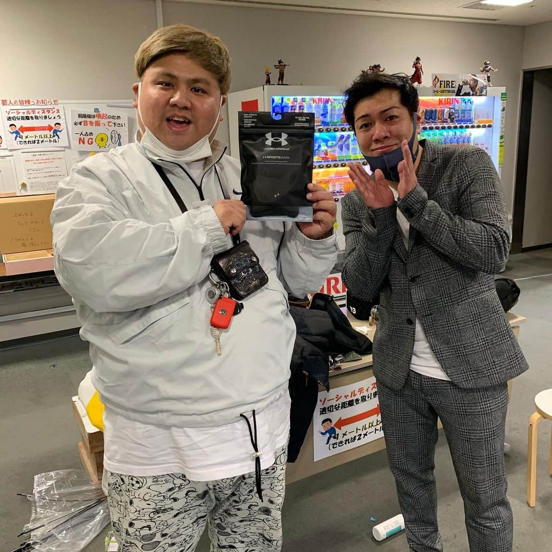 池田真一のインスタグラム：「マルセイユ別府ちゃんがスポーツの時にも付けれるアンダーアーマーのマスクを誕生日プレゼントでくれました！ やったー！！ これでいっぱい運動して絶対に痩せるぞー！ 別府ちゃんありがとう！」