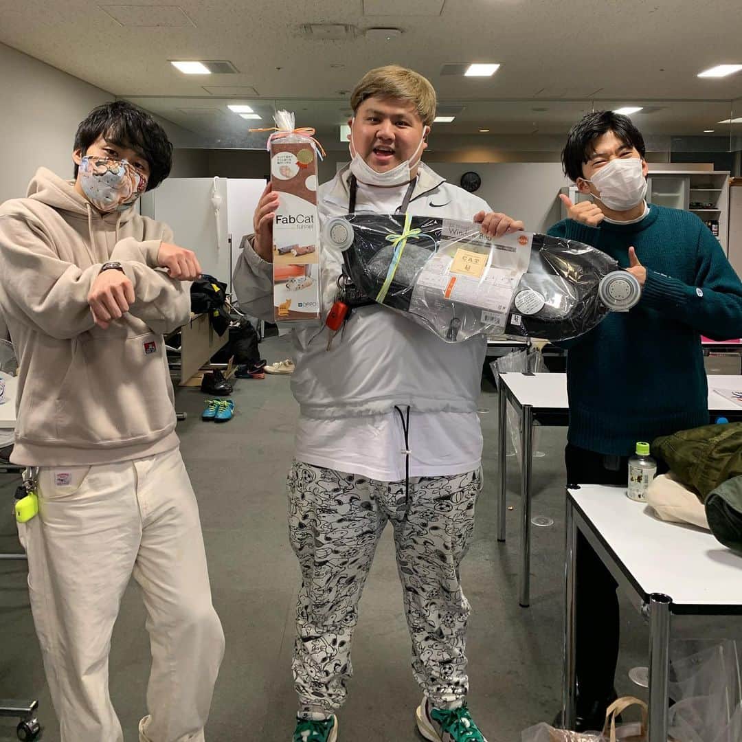 池田真一のインスタグラム：「笠谷とだうと岩倉が誕生日プレゼントで猫ちゃんグッズくれました！！  なにこれー！！ めちゃくちゃええやん！！ また動画アップします！！ ありがとうねー！！！！！」