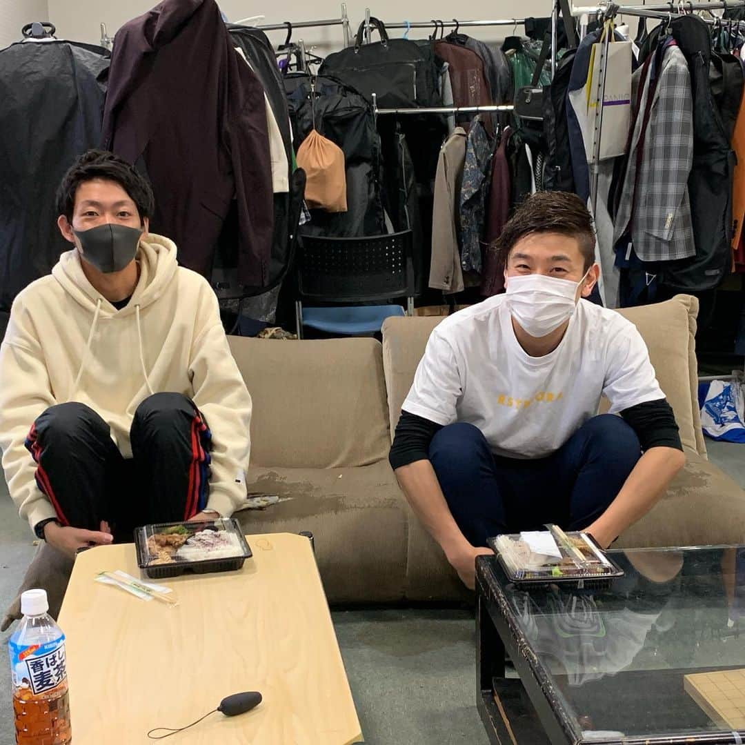池田真一のインスタグラム：「本日はラフ次元の空さんが無限こっちこっち〜弁当してくれました！！ 楽屋にいる後輩全員にお弁当ご馳走してくれました！！ まだまだ後輩いっぱいいましたが写真撮りそこねました😭 空さんいつも本当にありがとうございます🙇‍♂️ あれ？仲西弁当2個食うてない？？」
