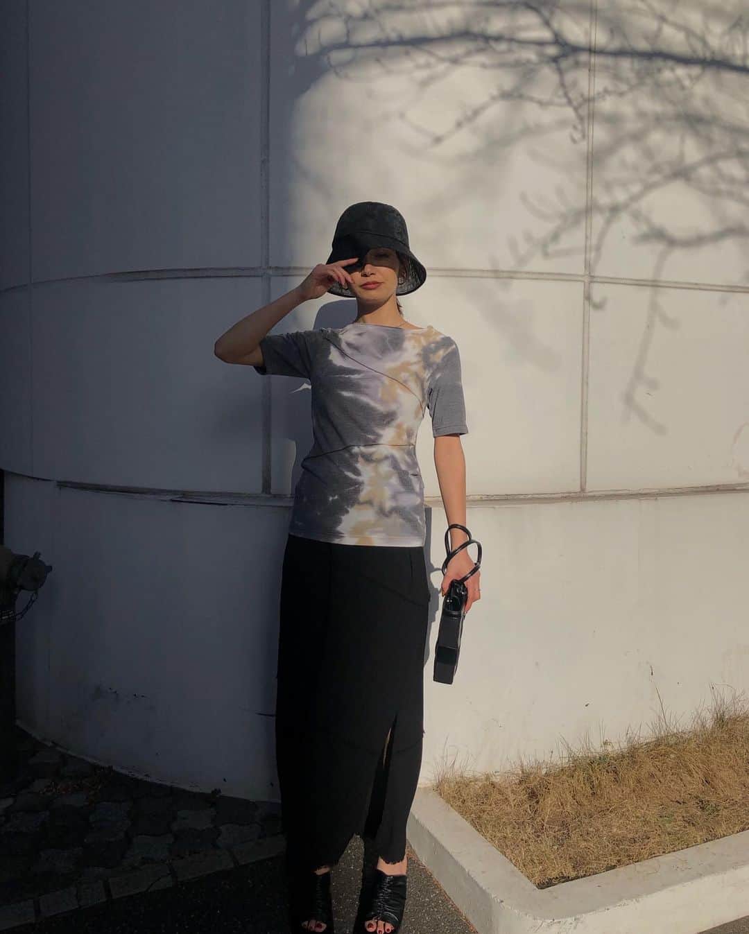 LISAさんのインスタグラム写真 - (LISAInstagram)「タイダイ柄は落ち着いたカラーと、こんなタイトなシルエットで 大人っぽく着たいです🌅 #EMODA #SS21」1月24日 23時23分 - lisanaito