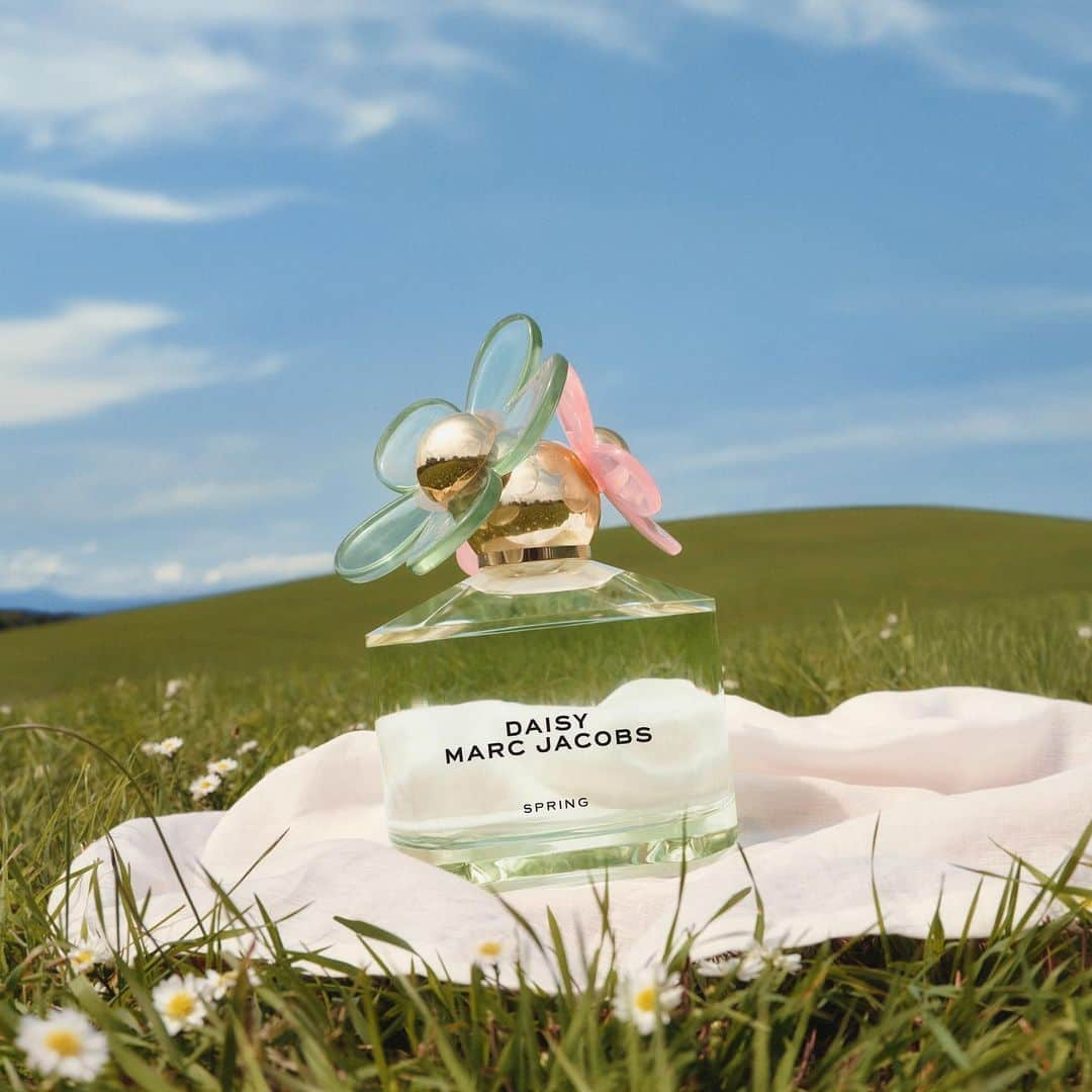 Marc Jacobsさんのインスタグラム写真 - (Marc JacobsInstagram)「Discover DAISY MARC JACOBS SPRING. A limited-edition seasonal twist on the classic #MJDaisy fragrance.  Photographed by @ZoeGhertner Set Design by @AndyHarman  August 14, 2020 in Philmont, New York.」1月24日 23時25分 - marcjacobs