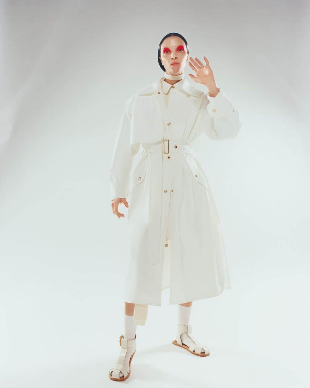 モンクレールのインスタグラム：「Less and more.   The most minimal interpretation of the trench: matt nylon, no down; perfectly formed. #MONCLER1952 is available in stores and on moncler.com now.  #MONCLER1952  @VeronicaLeoni #MONCLERGENIUS  @MariacarlaBoscono Photography @LeaColombo Styling Sabino Pantone」
