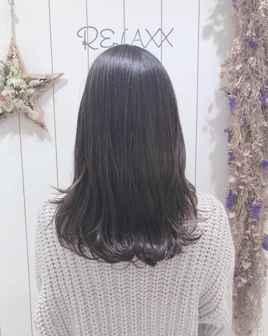 稲垣姫菜のインスタグラム：「髪を切りました~!!✂️✨ 可愛くして貰えてとても嬉しいです🤍 ・ ・ ・ #美容室 #ヘアカット #セミロング #haircut」