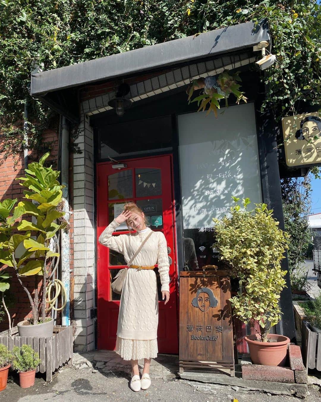 徐薇涵（Wei Han Xu）さんのインスタグラム写真 - (徐薇涵（Wei Han Xu）Instagram)「台東最後一站 最喜歡的咖啡廳🤍 陽光灑下好舒服😌 可以在這待上一天 #outfit  #海豚穿搭」1月24日 23時32分 - pppig