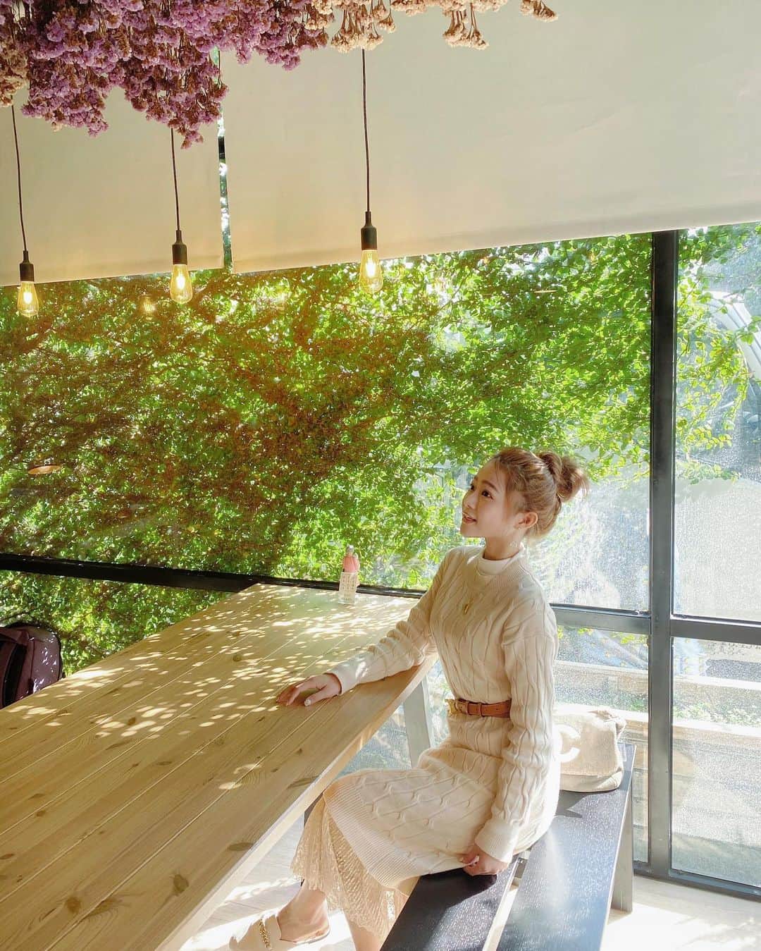 徐薇涵（Wei Han Xu）のインスタグラム：「台東最後一站 最喜歡的咖啡廳🤍 陽光灑下好舒服😌 可以在這待上一天 #outfit  #海豚穿搭」