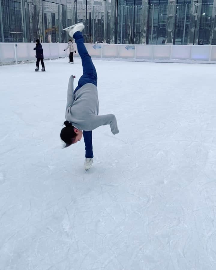 エリザヴェート・トゥルシンバエワのインスタグラム：「⛸🏙 🎥: наикрутейший @_mr.tema._   #figureskating #фигурноекатание #iceskating #skate #sport #спорт #iceskate #icedance #skating #choreo #dance #outdooradventures #танцы #spin #spinning @instagram」