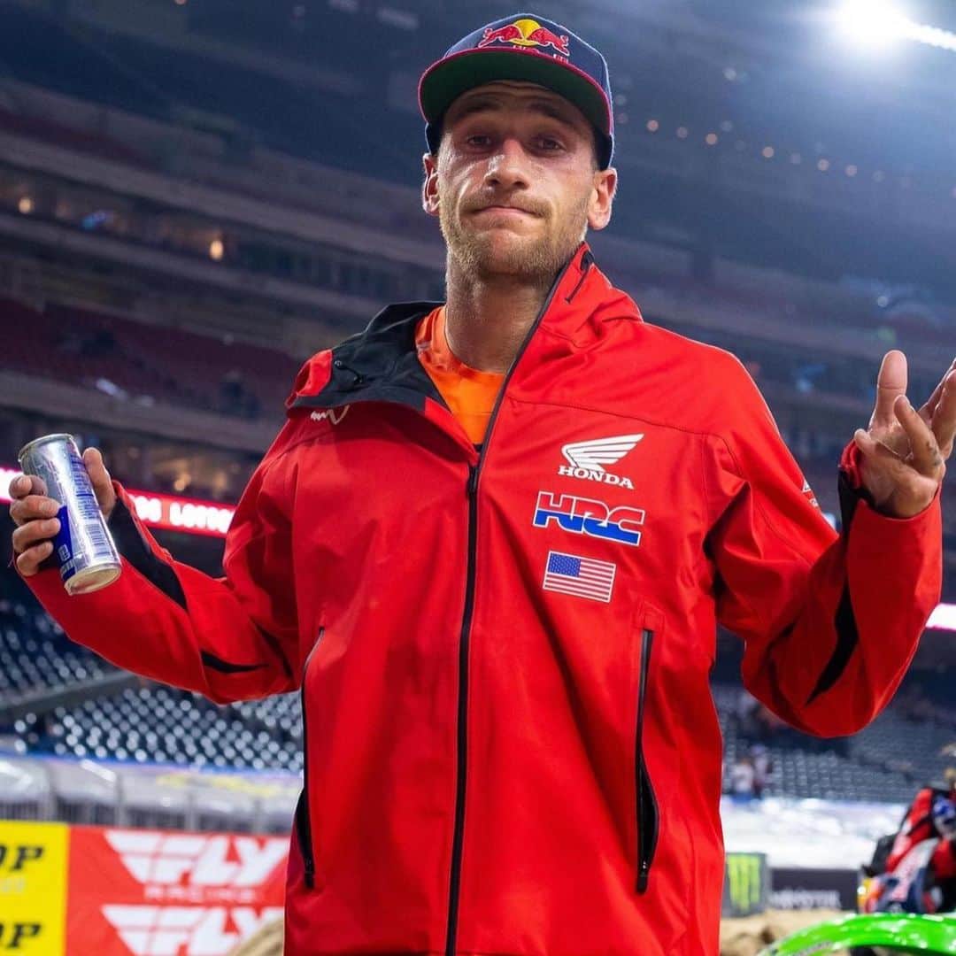 ケン・ロックゼンのインスタグラム：「I don’t really know what to say. Just another bad situation!?😆 i don’t know. Should have been my win. I m sure everyone saw what was going on but after being stuck behind Dean for too long i ended up hitting his back wheel over the wall and almost crashed and then almost jumped into the back of him on the last lap and just like that i slipped into second.  Lots of valuable points again that got taken.  Anyway. @deanwilson15 and i are cool. Not going to hold grudges and get over it. We have lots of racing ahead of us. Seems like i never pick the easy route anyway. Where is the fun in that😄. I am just happy to be racing with and for my family. Life is better that way  @honda_racing_us @redbull @foxracing @breitling_usa @canyon_na @thefamilie_   📸 @align.with.us」