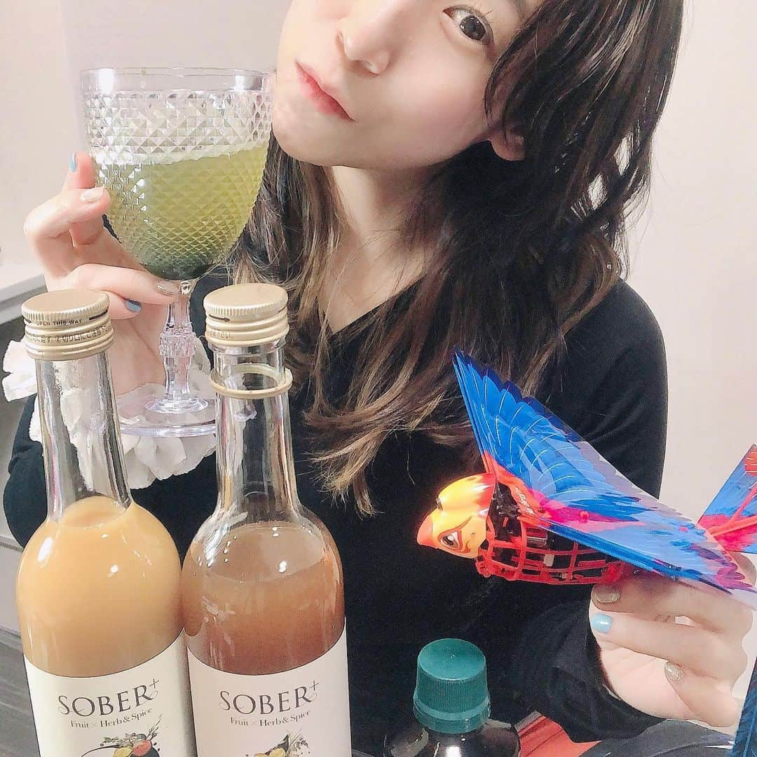 世手子さんのインスタグラム写真 - (世手子Instagram)「Arrange non-alcoholic cocktails🥂 Became a healthy herbal cocktail🌿✨✨ Home time is fun even without alcohol（＾Ｏ＾） https://item.woomy.me/c/239877_5035968 @sober_plus  #soberplus めっちゃオシャレなカクテル作ったよ(//∇//) #SOBER は #ノンアルコール なハーブに癒される #ノンアルコールカクテル (*^▽^*) リラックスできるね(*☻-☻*) クマザサエキスいれてさらに健康的にしてみた(*'▽'*) ストーリーズにURLを張ったから見てね（＾＿＾）☆ soberplusで検索♪(๑ᴖ◡ᴖ๑)♪ #ノンアル で健康に気をつけながら #ドローン で遊んだりw #クラフト #ボタニカル でなかなか #おうち時間 も慣れればいいものだね✌︎('ω')✌ 頑張ろう日本！  ︎#botanical #リラックス #モクテル #mocktails #mocktail #自分に素直に #自分を律する時間を #マインド フルネス #mindfulness #ソバーキュリアス #sobercurious #pr  #肉体疲労 #冷え性改善 #体質改善したい #自然薬 #monipla #shizenyaku_fan  #asagakeで体験  @asagakecom」1月24日 23時48分 - rojide