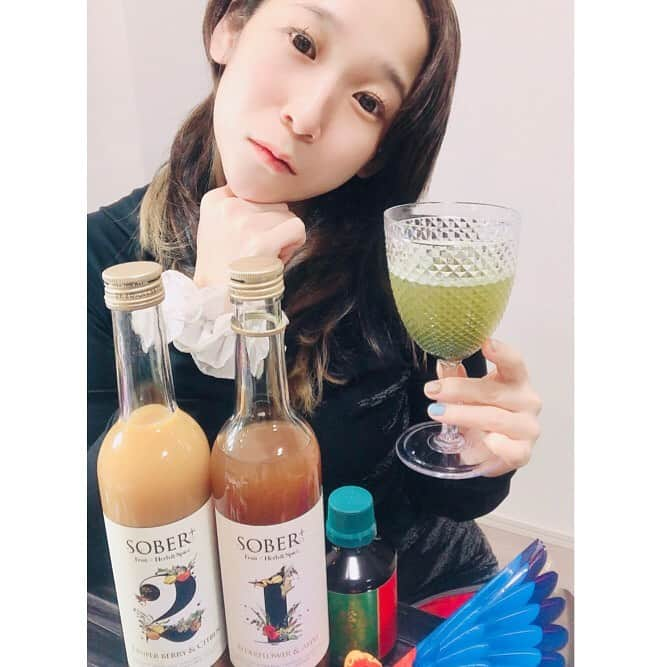 世手子さんのインスタグラム写真 - (世手子Instagram)「Arrange non-alcoholic cocktails🥂 Became a healthy herbal cocktail🌿✨✨ Home time is fun even without alcohol（＾Ｏ＾） https://item.woomy.me/c/239877_5035968 @sober_plus  #soberplus めっちゃオシャレなカクテル作ったよ(//∇//) #SOBER は #ノンアルコール なハーブに癒される #ノンアルコールカクテル (*^▽^*) リラックスできるね(*☻-☻*) クマザサエキスいれてさらに健康的にしてみた(*'▽'*) ストーリーズにURLを張ったから見てね（＾＿＾）☆ soberplusで検索♪(๑ᴖ◡ᴖ๑)♪ #ノンアル で健康に気をつけながら #ドローン で遊んだりw #クラフト #ボタニカル でなかなか #おうち時間 も慣れればいいものだね✌︎('ω')✌ 頑張ろう日本！  ︎#botanical #リラックス #モクテル #mocktails #mocktail #自分に素直に #自分を律する時間を #マインド フルネス #mindfulness #ソバーキュリアス #sobercurious #pr  #肉体疲労 #冷え性改善 #体質改善したい #自然薬 #monipla #shizenyaku_fan  #asagakeで体験  @asagakecom」1月24日 23時48分 - rojide