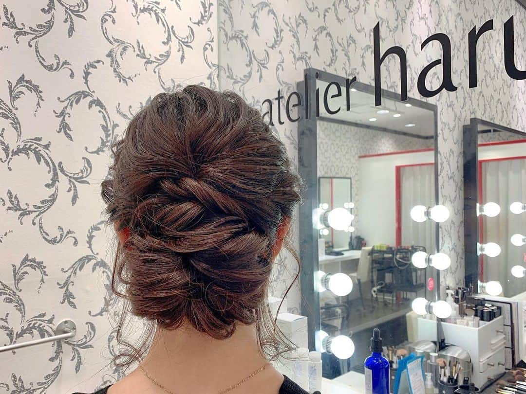 こままりえさんのインスタグラム写真 - (こままりえInstagram)「ヘアアレンジとポイントメイクを @atelierharuka_official にお願いしました✨ 今回は恵比寿店 @atelierharuka_ebs の利用です✨  最近カラコンを変えたばかりだったので それに似合うメイクを プロにアドバイスしてもらいたいと思って ポイントメイクを頼んだのだけど これがすごいよかった👏 こんな活用方法もオススメです😉  髪の毛はお店のスタイルカタログから選んで アップスタイルにしていただきました🥺✨  #GingerGardenAoyama #Tiffany #Tiffanyblue #BreakfastatTiffanys #afternoontea #ジンジャーガーデン青山 #アフタヌーンティー #アフタヌーンティー巡り #カフェ #ティファニー #表参道 #青山 #表参道カフェ #青山カフェ #女子会 #ママ会 #スイーツ巡り #スイーツ好き #ヘアメイク #アップスタイル #まとめ髪 #ヘアアレンジ #イエベ春 #アトリエはるか #atelierharuka #harukaアンバサダー #はるかヘアセット #はるかメイク #恵比寿アトレ」1月24日 23時48分 - komamarie