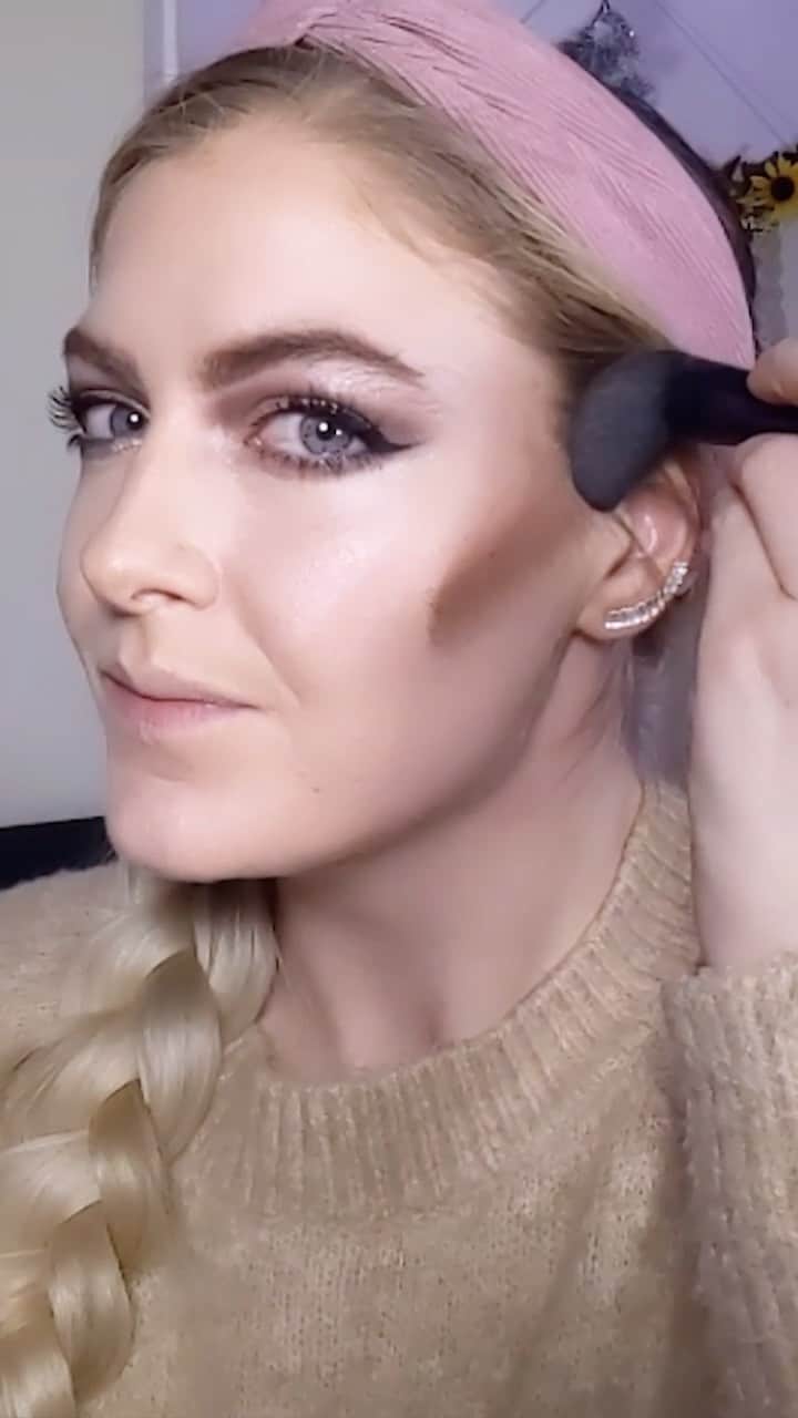 Motives Cosmeticsのインスタグラム：「The Motives Shape Up Contour Palette is your new BFF 🖤 Nobody’s gonna know that you’ve applied a gorgeous blend of smooth matte powders to enhance your features but everyone will know how fabulous you are!  Shape Up is available now at motivescosmetics.com✨  🎥: @renee.wadsworth   #contourtutorial #girlboss #nobodysgonnaknow #contourpalette」