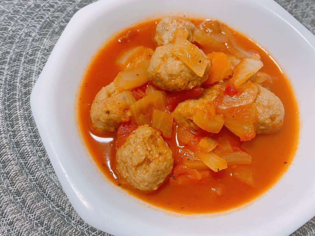菅長愛子のインスタグラム：「🍅🥘😋 #トマトスープ おうちご飯。  寒い日には温かいものを。 野菜消費にも、身体を温めるにも、 時短料理にも。スープ最高←  #食べスタグラム  #foodstagram  #ダイエット  #ダイエットメニュー  #ダイエットご飯  #ご飯  #メニュー  #献立 #トレーニング女子  #料理上手になりたい  #健康  #ダイエット飯 #ヘルシー料理  #手料理  #昼ごはん  #ランチ  #晩御飯 #夜ご飯  #サラダ  #献立  #レシピ  #recipe #自己満」