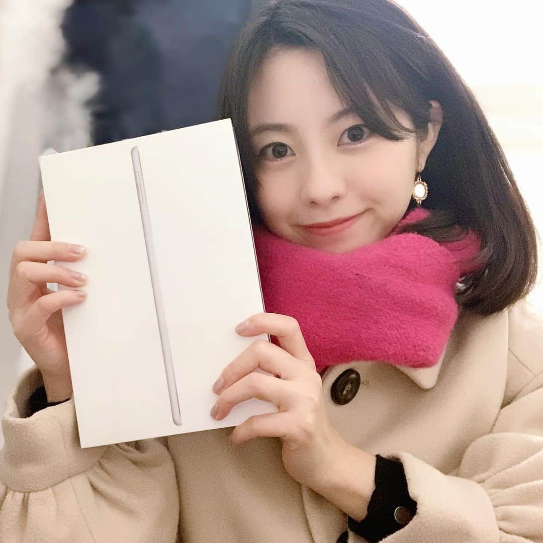 池田愛のインスタグラム：「iPad miniを買った日の記念写真✨  新しいものを買うとテンション上がりますよねー！！  #ipadmini #apple #寒い日コーデ #マフラー女子 #お家時間 #お家時間の過ごし方 #ピアス女子 #ピアス #記念写真 #ゲーム女子 #新生活 #自分磨き」