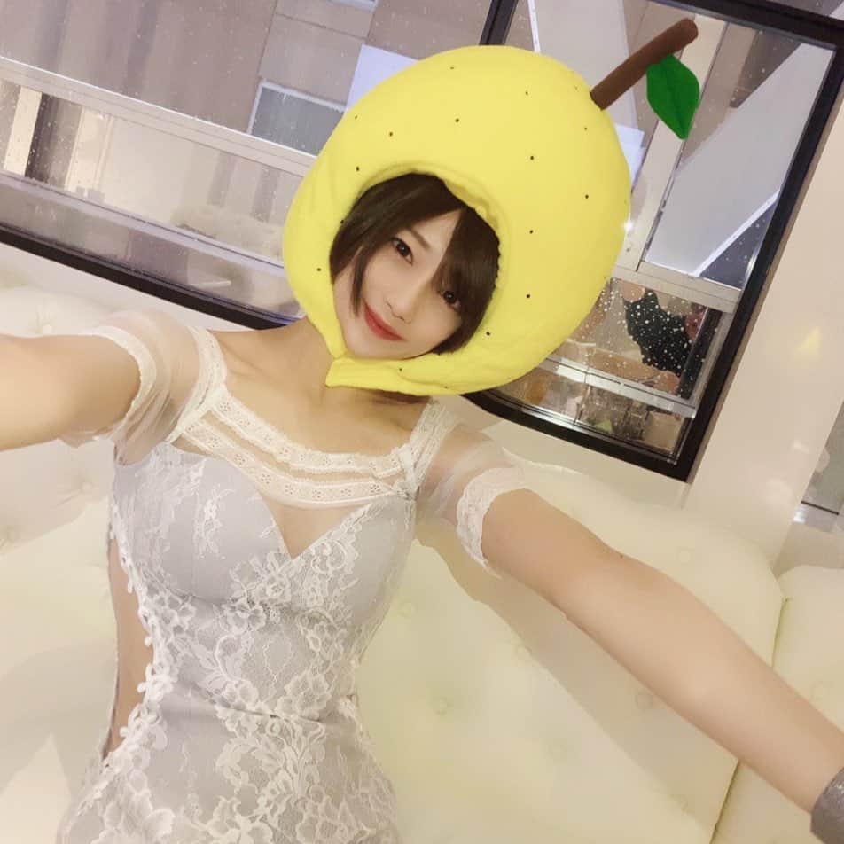 みなみゆずさんのインスタグラム写真 - (みなみゆずInstagram)「. ゆずずファンクラブの会員さんが ゆずの被り物を特注で 頼んでくれていたらしいの🤣❤︎ . 年間総合１位おめでとうって すっごく気持ちがほっこりした☺️🍊 . #ゆずずファンクラブ #eggポーズ」1月24日 23時55分 - minami_yuzuzu