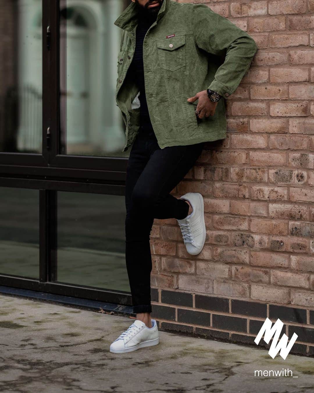 Men Withのインスタグラム：「Cool photo of our dear friend @alaaeldin_12 👌🏽 #menwithstreetstyle」