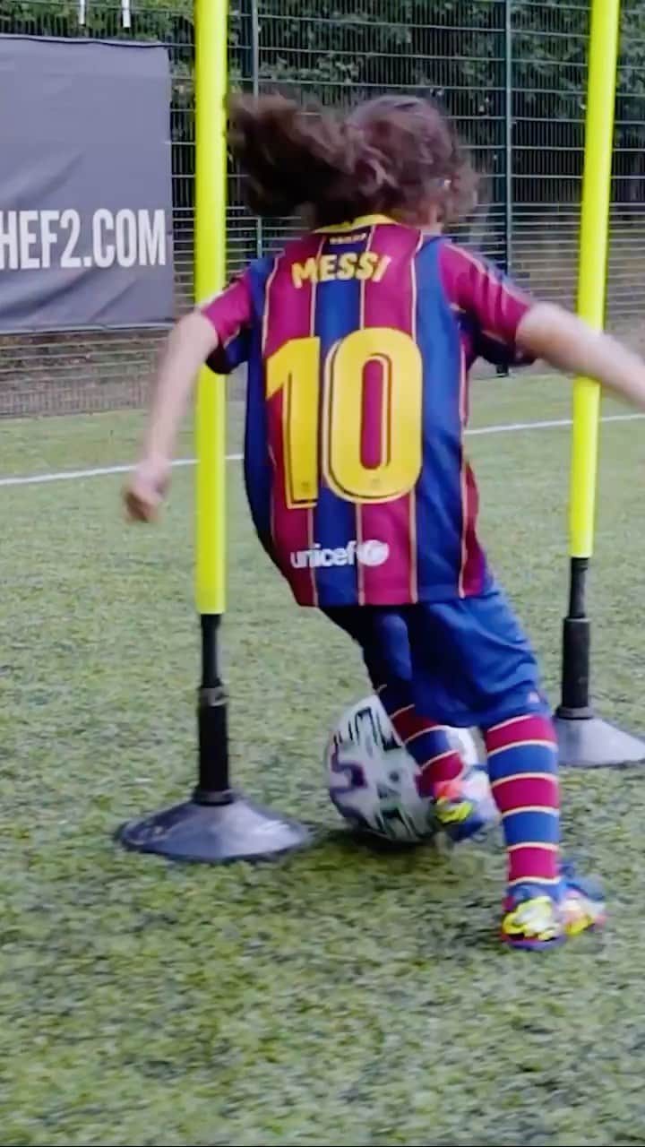 F2Freestylersのインスタグラム：「Throw back to @arat.gym aka Mini Messi making light work of the training poles! 💪🤩🔴🔵  #Messi #Reels #Ronaldo #arat #mbappe #football #skills #training #MiniMessi #Barcelona #Barca」