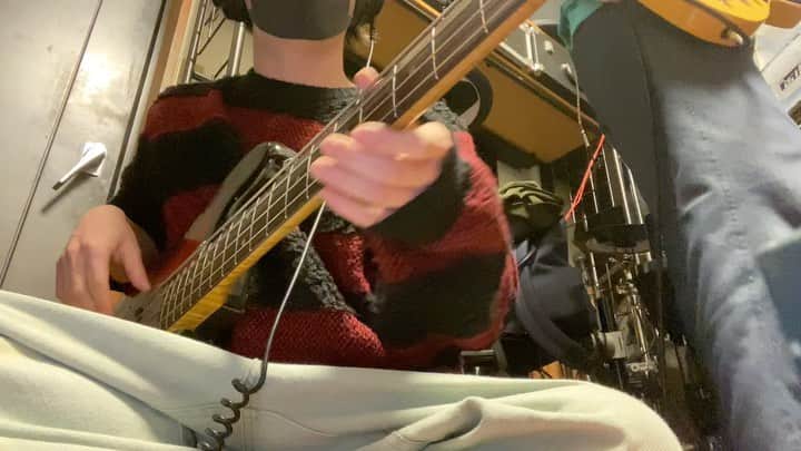 岡部晴彦のインスタグラム：「こう見えて REC中（新曲なので音無し）  #talktome  そして 酢とラー油ぶっかける #麺珍亭」